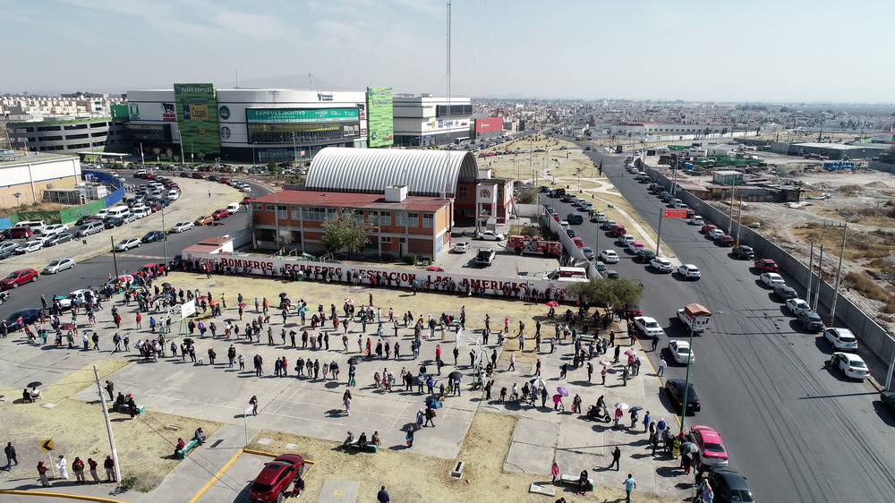  2月22日，民眾在墨西哥埃卡特佩克的接種中心外排隊等待接種中國科興新冠疫苗（無人機照片）。新華社發（弗朗西斯科·卡涅多 攝）