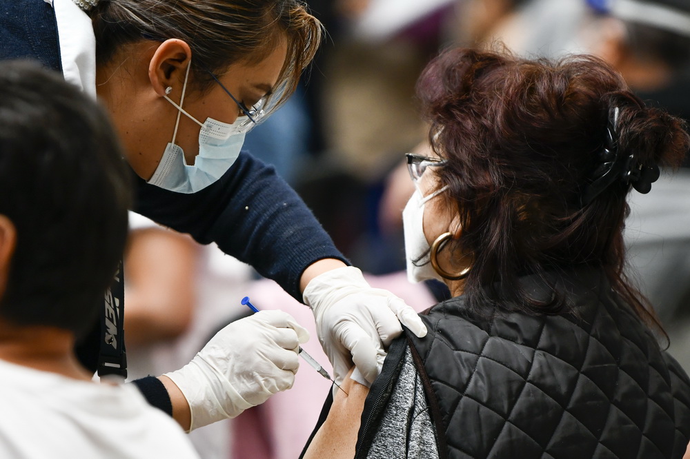 2月22日，在墨西哥埃卡特佩克，醫務人員為一名老年人接種中國科興新冠疫苗。新華社記者 辛悅衛 攝