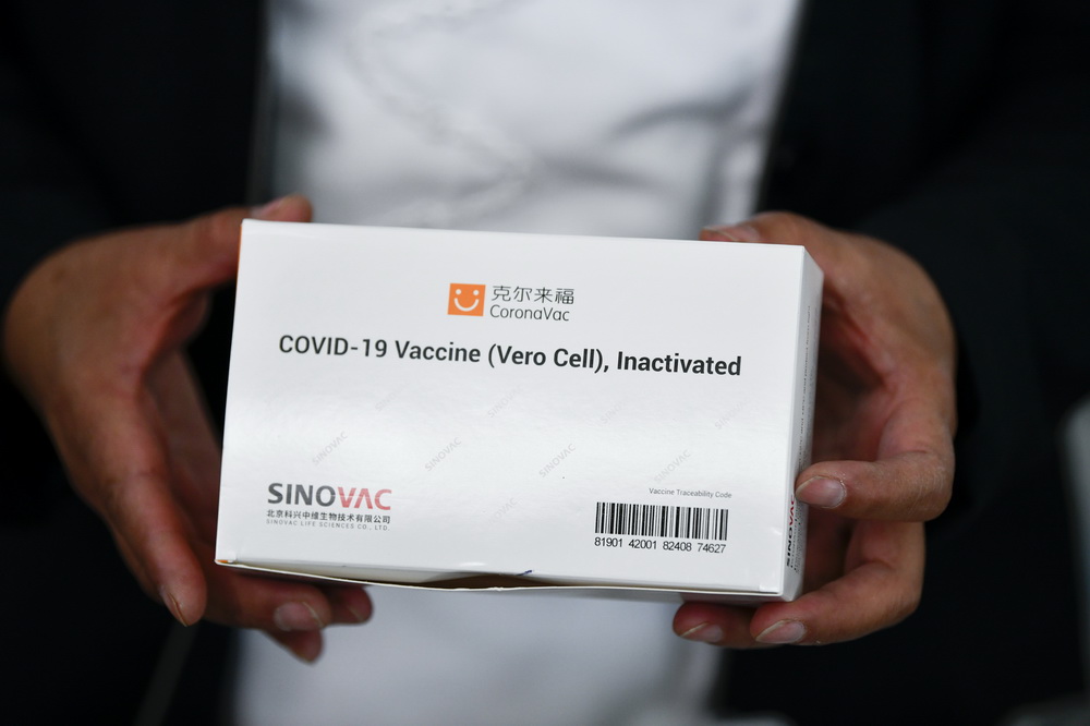 2月22日，在墨西哥埃卡特佩克，醫務人員展示中國科興新冠疫苗。新華社記者 辛悅衛 攝
