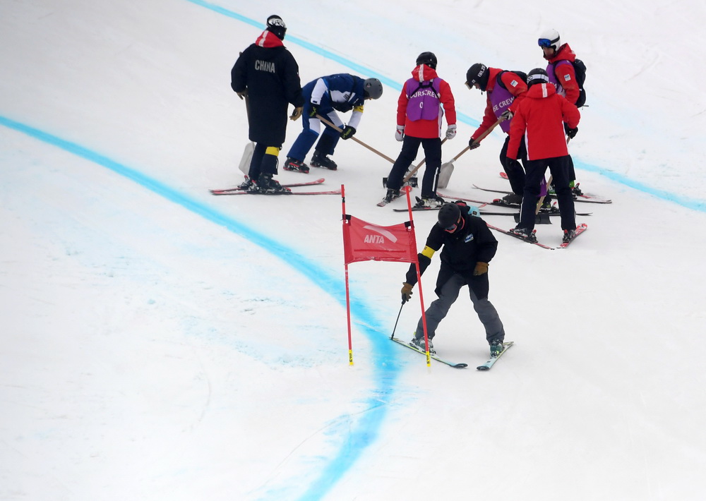 2月23日，延庆赛区国家高山滑雪中心的工作人员正在修整赛道。