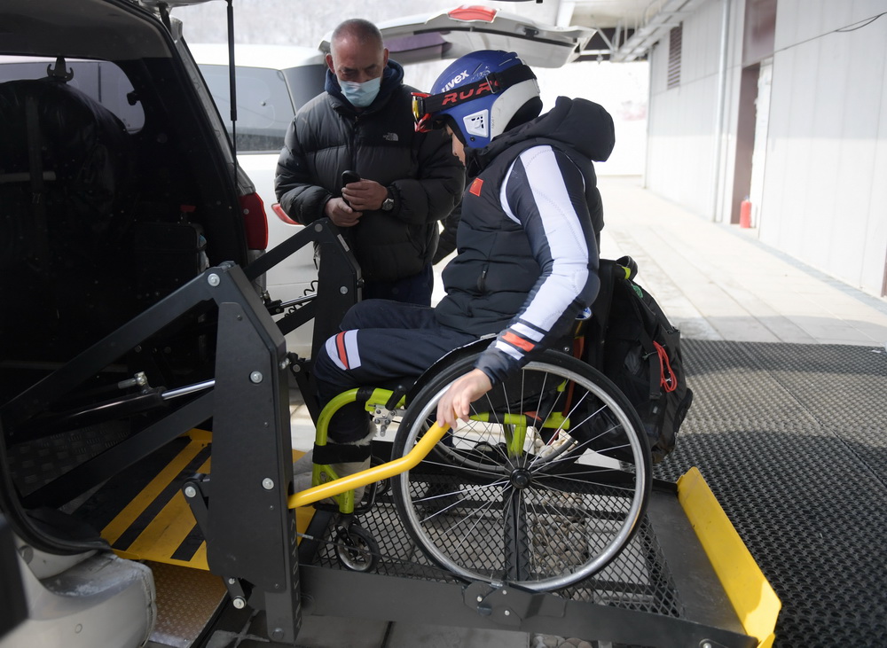 2月23日，为保障残疾人运动员活动便利，延庆赛区国家高山滑雪中心为残疾人运动员提供专用车辆。