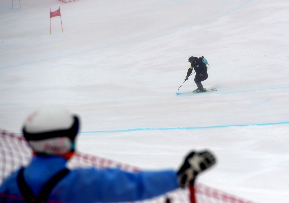 2月23日，延庆赛区国家高山滑雪中心的工作人员正在为赛道划线。
