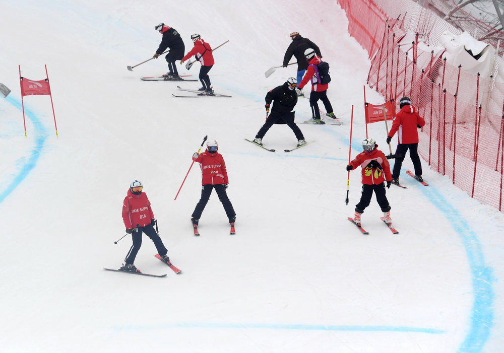 2月23日，延庆赛区国家高山滑雪中心的工作人员正在修整赛道。