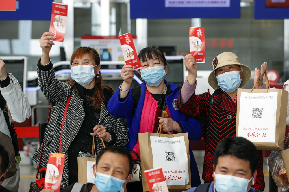 2月23日，來自四川省南充市高坪區的返崗農民工在成都雙流國際機場准備乘坐專機返崗。
