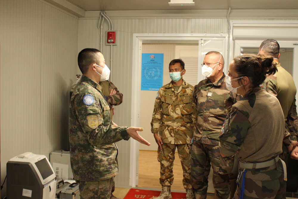 2月23日，在黎巴嫩南部纳巴提耶省马家友镇布拉特村，法国空中医疗急救分队在中国维和医疗分队营区参观。