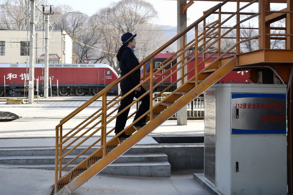 2月24日，在青藏铁路公司西宁机务段整备车间，隔离开关班组成员贺霞在工作中。新华社记者 张龙 摄