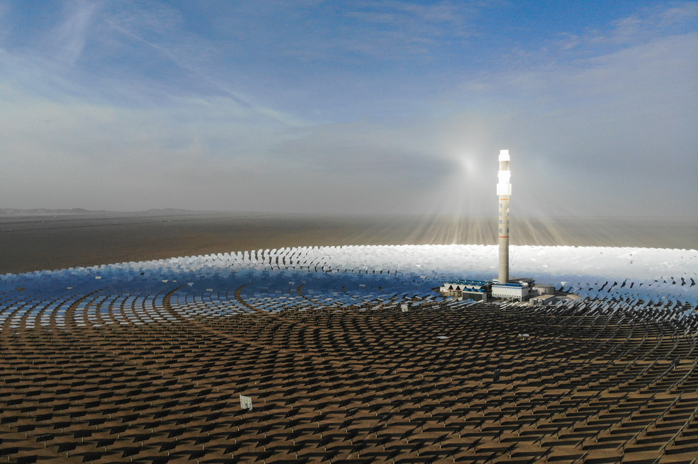 2月24日拍攝的敦煌100兆瓦熔鹽塔式光熱電站（無人機照片）。