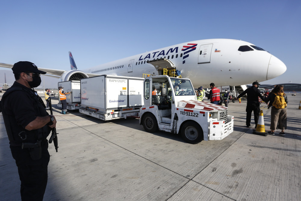 2月26日，在智利聖地亞哥國際機場，工作人員轉運中國科興公司生產的新冠疫苗。新華社發