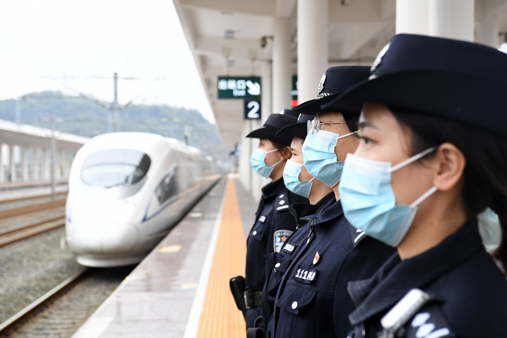 2月25日，女子巡邏隊在合川站站台值守。