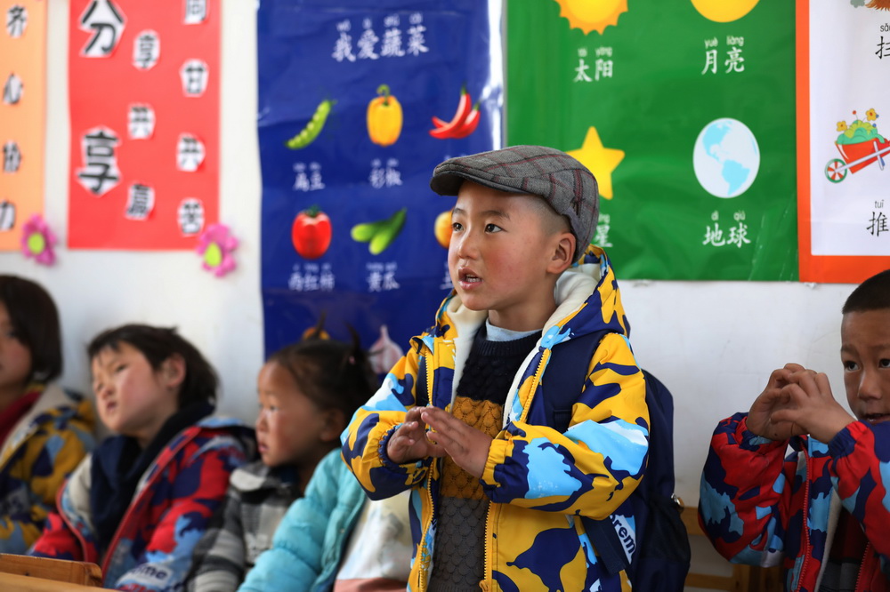 吉覺吉竹的弟弟在幼兒園裡表演節目（2月24日攝）。新華社記者 王瑞平 攝