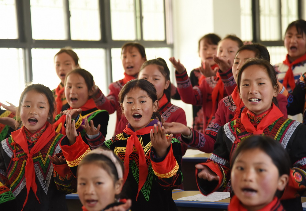 吉覺吉竹的妹妹（二排中）在學校的合唱團中唱歌（2月24日攝）。新華社記者 田建川 攝