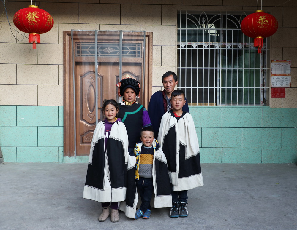 吉覺吉竹一家五口在新家的小院裡合影（2月24日攝） 。新華社記者 王瑞平 攝