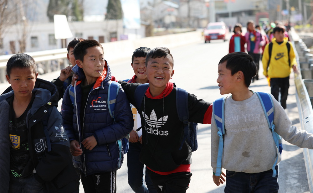 吉覺吉竹（前右二）和小伙伴走在放學路上（2月24日攝）。新華社記者 王瑞平 攝