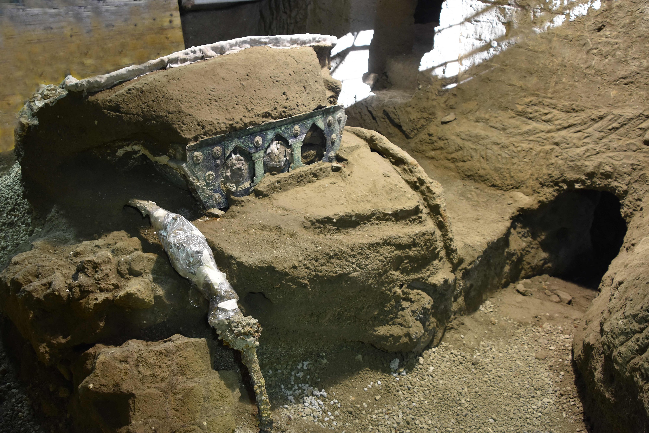 意大利龐貝古城發現一輛大型古羅馬四輪戰車【2】