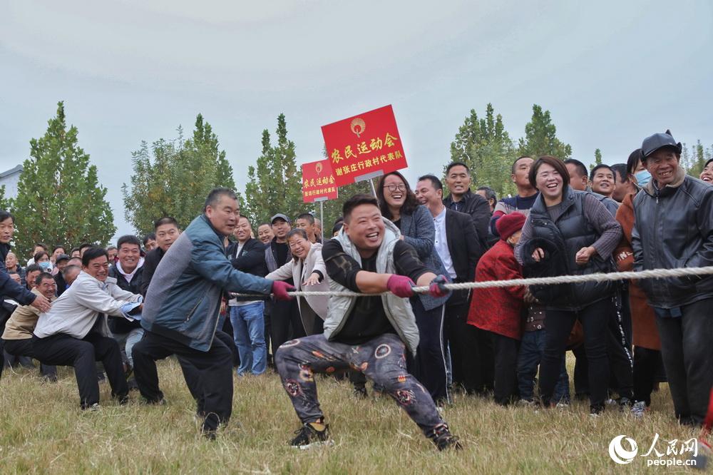 張集鎮舉辦第二屆農民運動會，在拔河現場，人們興高採烈為選手加油喝彩。李春光2020年10月31日拍攝於山東省菏澤市單縣張集鎮。
