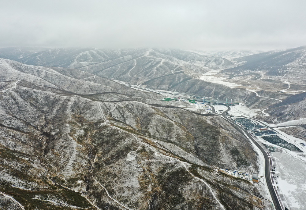 2月28日拍攝的張家口市崇禮區的山區雪景（無人機照片）。