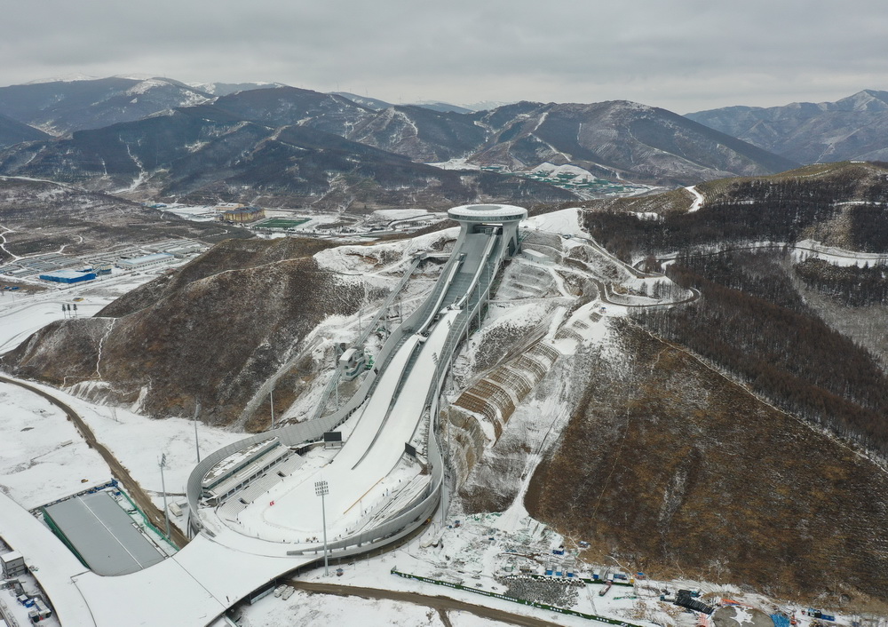 2月28日拍攝的北京2022年冬奧會張家口賽區國家跳台滑雪中心“雪如意”（無人機照片）。