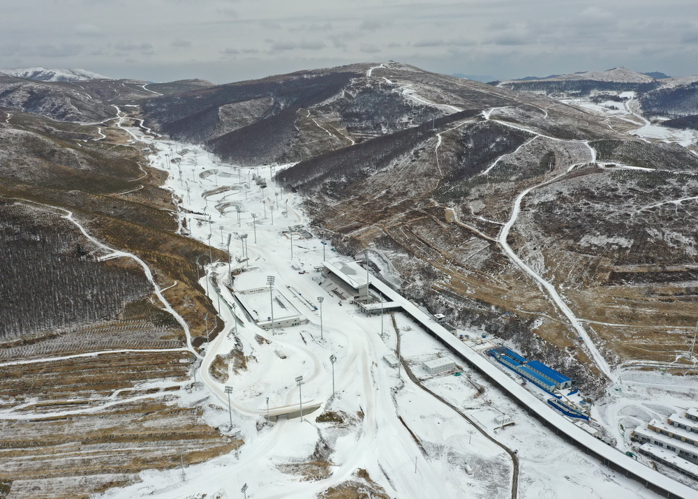 2月28日拍攝的北京2022年冬奧會張家口賽區國家冬季兩項中心（無人機照片）。