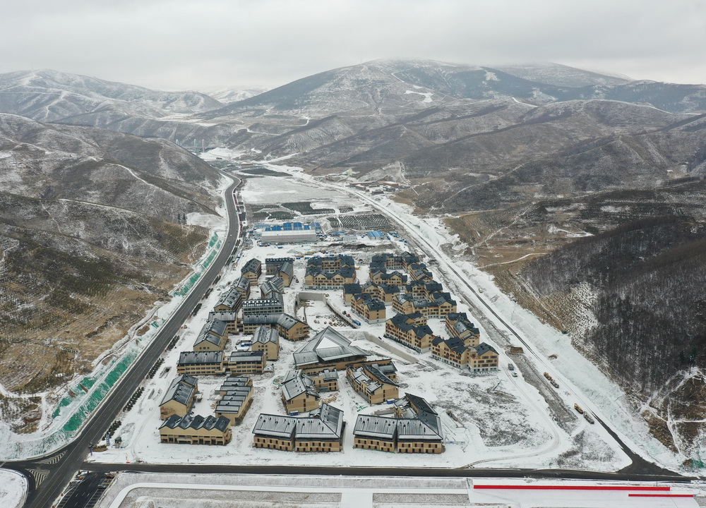 2月28日拍攝的北京2022年冬奧會張家口賽區奧運村（無人機照片）。