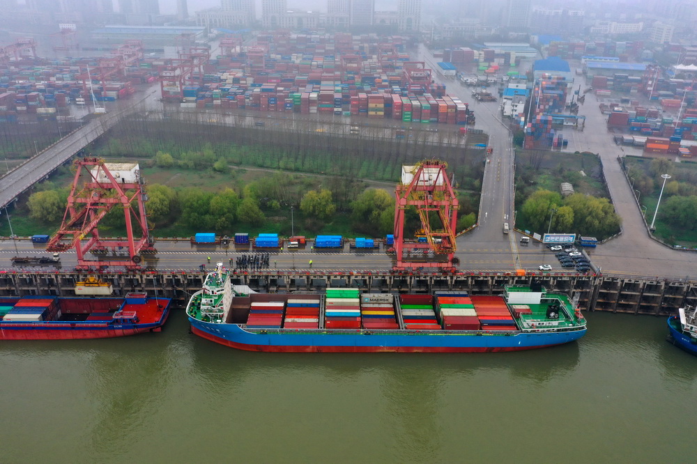 2月28日，停靠在碼頭的“漢海5號”准備首航駛往上海洋山港（無人機照片）。 新華社發（趙軍 攝）