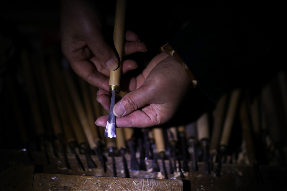 2月28日，在貴州省赤水市石沓沓非遺館，盧華英在整理刻刀。