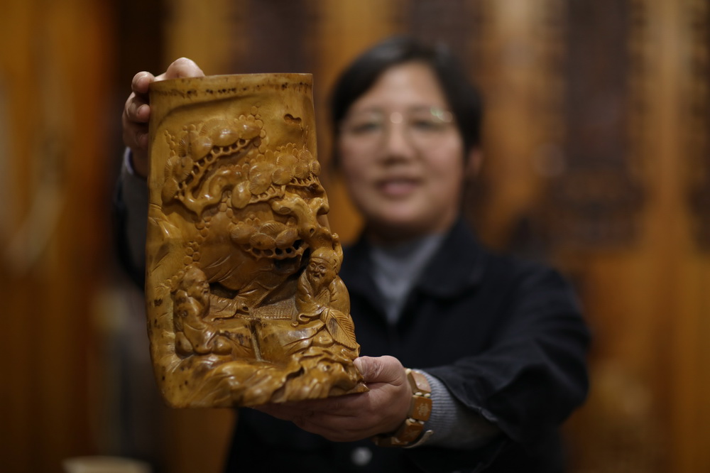 2月28日，在貴州省赤水市石沓沓非遺館，盧華英在展示自己制作的竹雕工藝品。