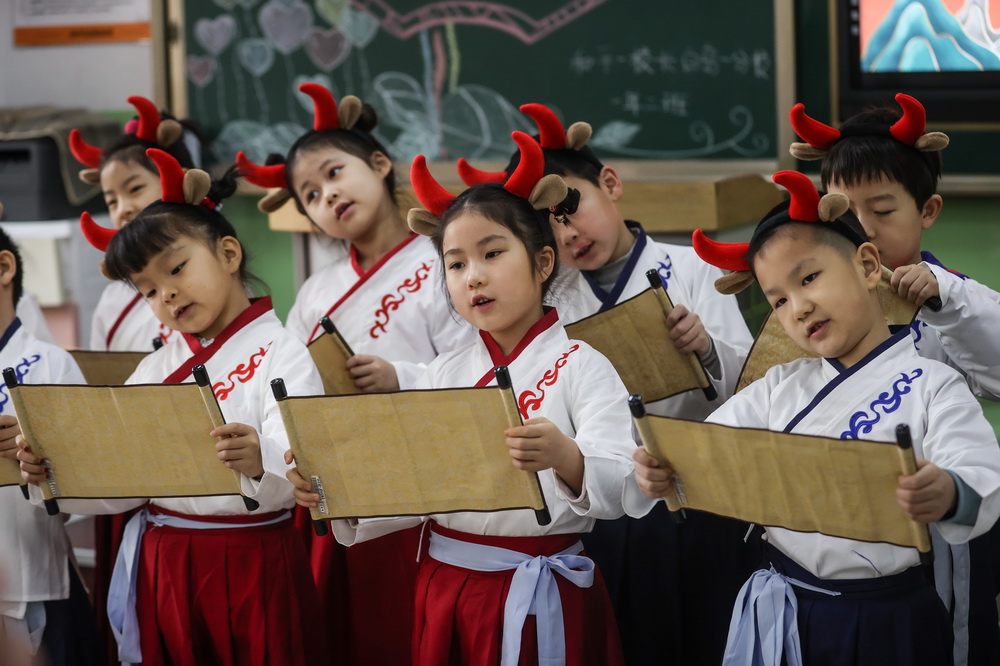 3月1日，遼寧省沈陽市和平一校長白島一分校1年級2班的學生在上開學第一課。學生代表進行了傳統文化節目表演。新華社記者 潘昱龍 攝