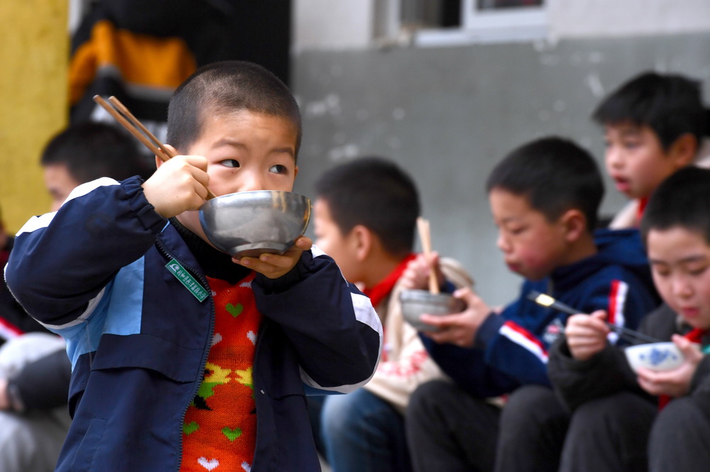3月1日，西津畲族小学学生在吃早餐。