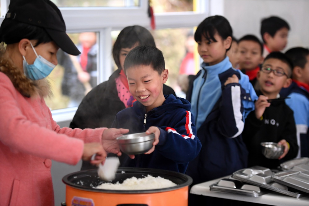 3月1日，西津畲族小学学生在排队取早餐。