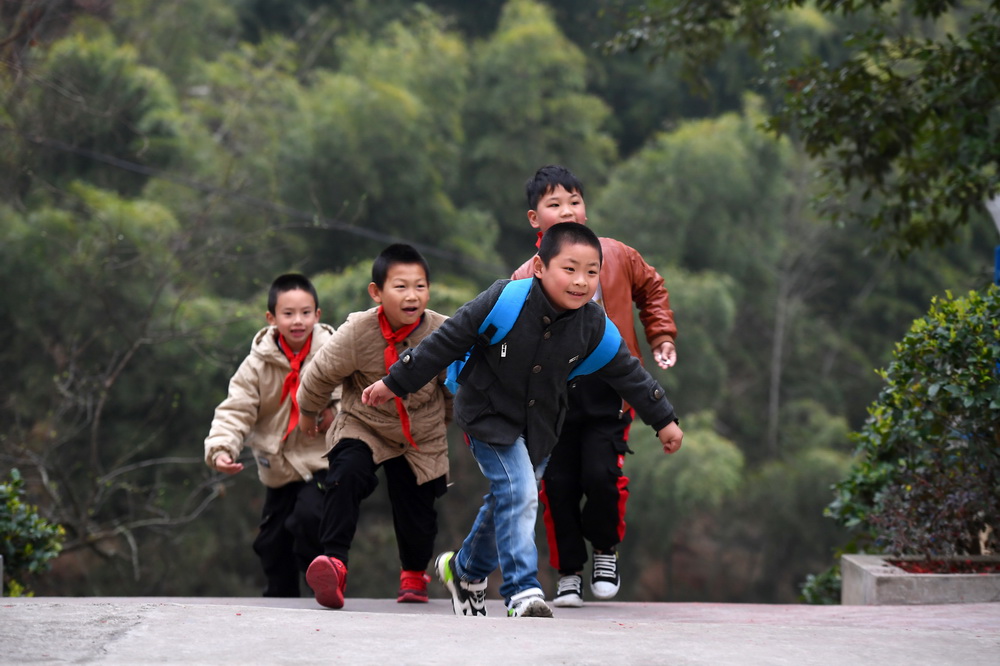 3月1日，几名西津畲族小学学生跑向校园。