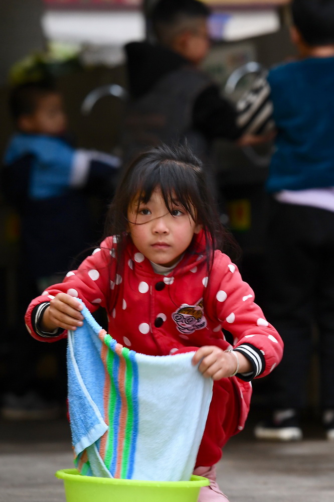 3月1日，西津畬族小學一寄宿的孩子在起床后洗漱。