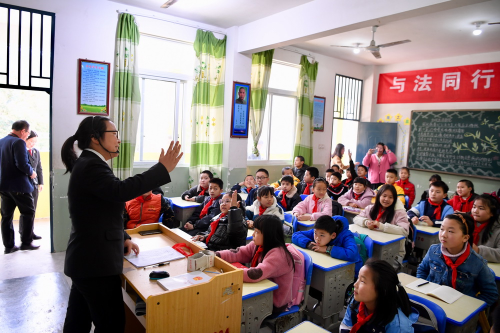 3月1日，福建省政和縣人民法院法官為西津畬族小學上普法課。