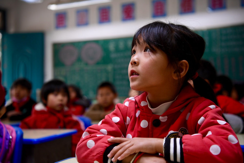3月1日，就讀西津畬族小學二年級的一寄宿孩子在課堂上認真聽講。