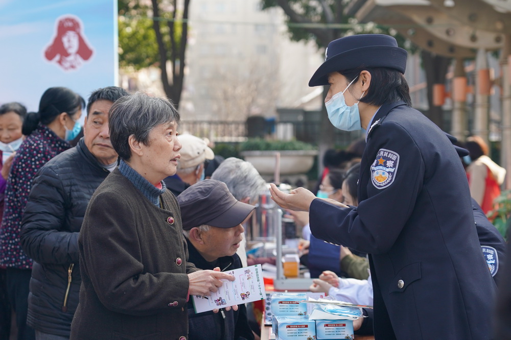 3月4日，南京建鄴公安分局的民警在活動現場講解防電信詐騙知識。