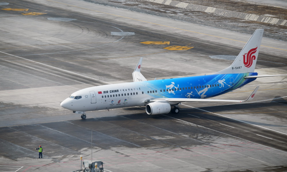 3月4日，冬奧主題彩繪飛機“冬奧運動號”飛抵長春龍嘉國際機場。