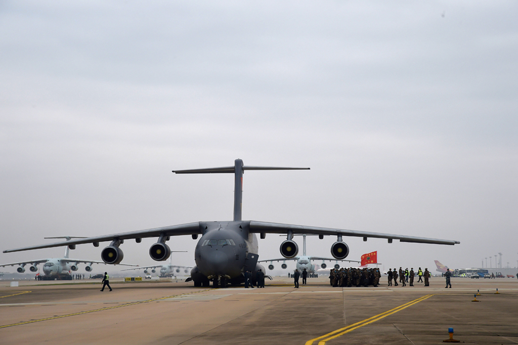 空軍出動運輸機向武漢空運醫療隊員（2020年2月13日攝）。新華社記者 黎雲 攝