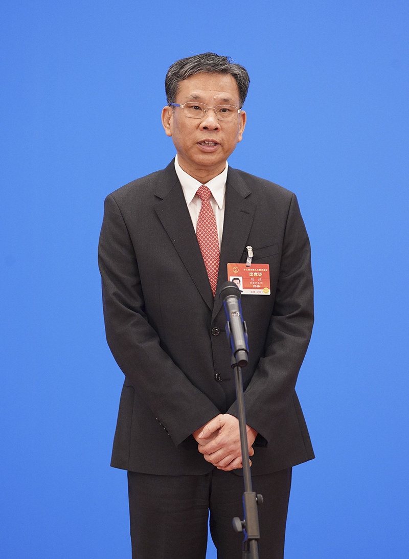 財政部部長劉昆通過網絡視頻方式接受採訪。新華社記者 才揚 攝