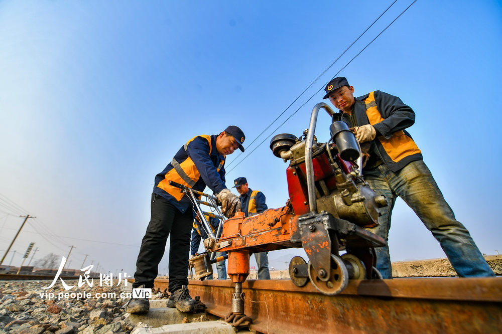 近日，北京鐵路承德工務段工人進行凍害整修作業。