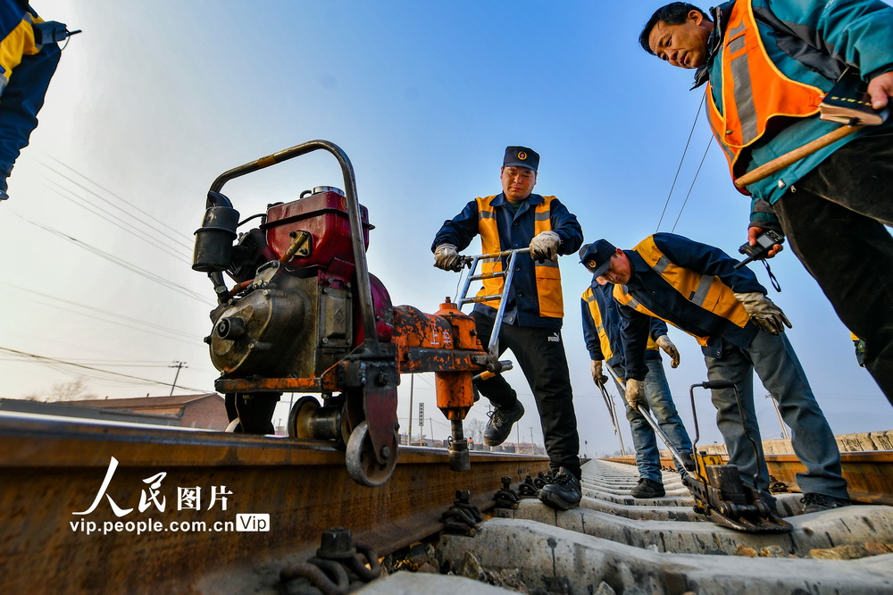 近日，北京鐵路承德工務段工人進行撤墊板作業。