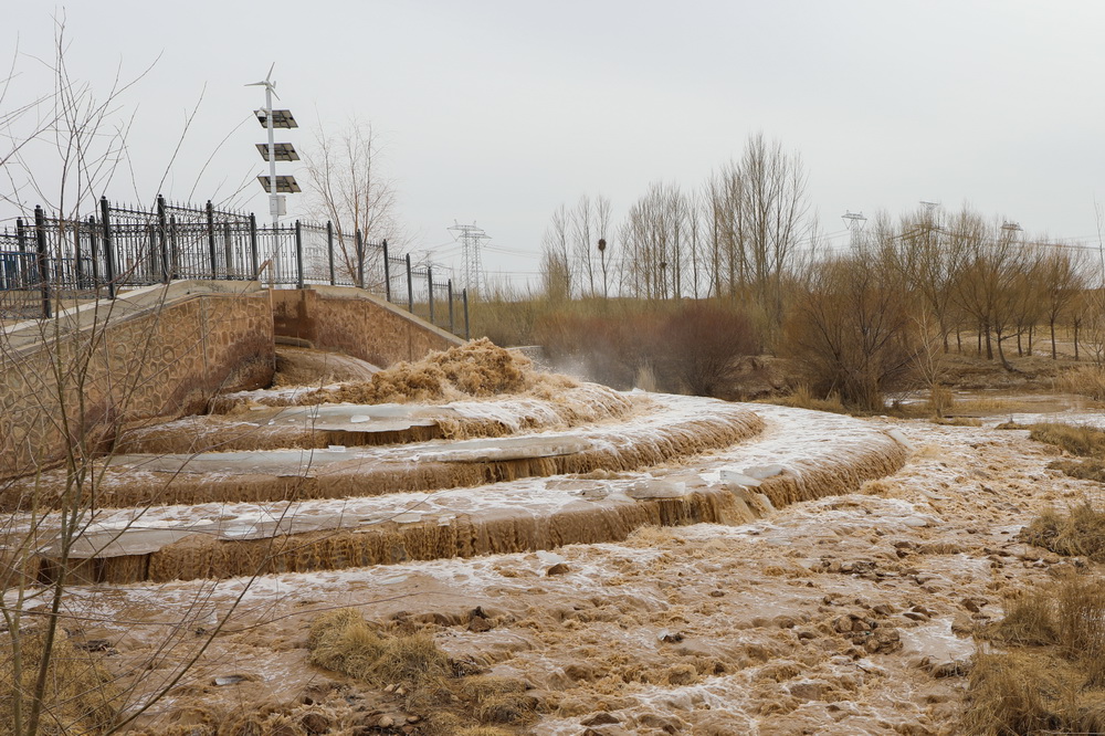 這是3月5日拍攝的抵達民勤縣境內的黃河水。