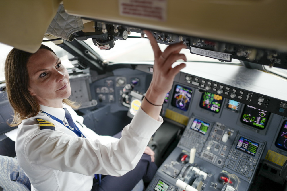 2月25日，在客机的驾驶舱内，萨拉进行起飞前的准备。
