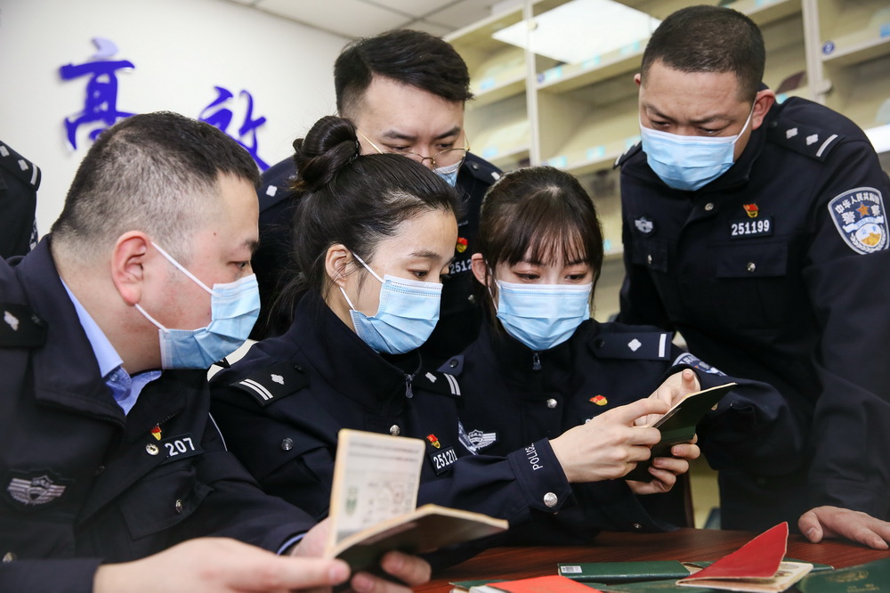 3月5日，执勤三队民警利用执行边检任务前的时间进行业务学习。