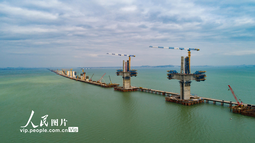 福建泉州：福廈高鐵湄洲灣跨海大橋主塔封頂在即