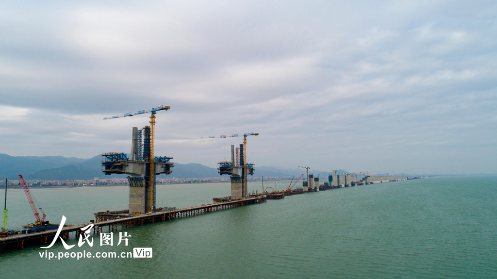 福建泉州：福廈高鐵湄洲灣跨海大橋主塔封頂在即【2】