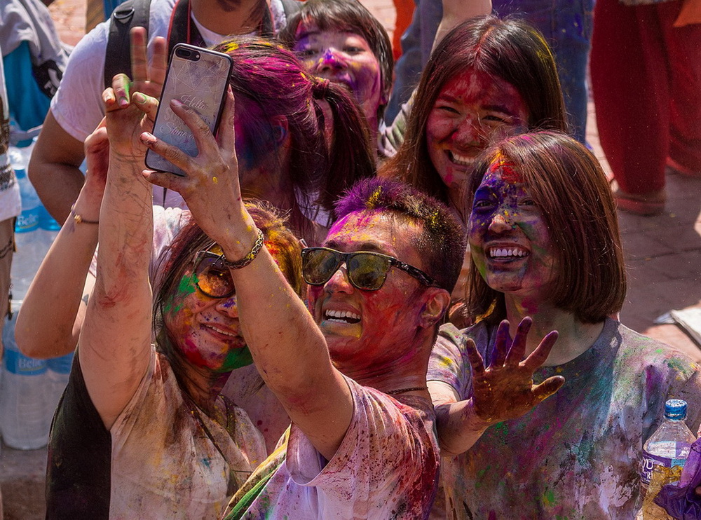 《洒红节留个影》 黄亚非摄影
