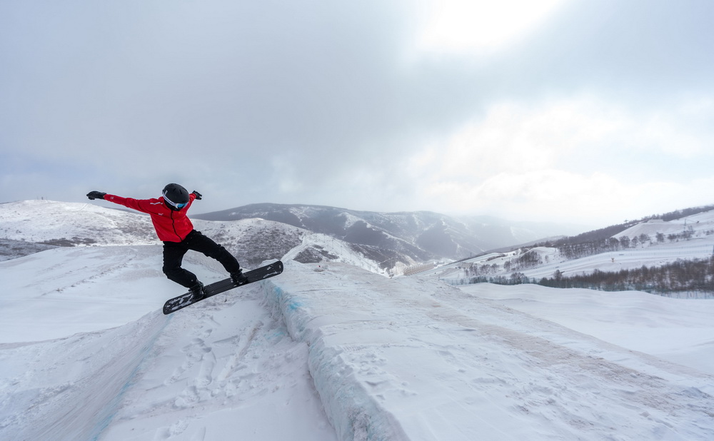 3月20日，冬殘奧會國家集訓隊單板滑雪運動員賀一朋在冬殘奧會訓練基地訓練。