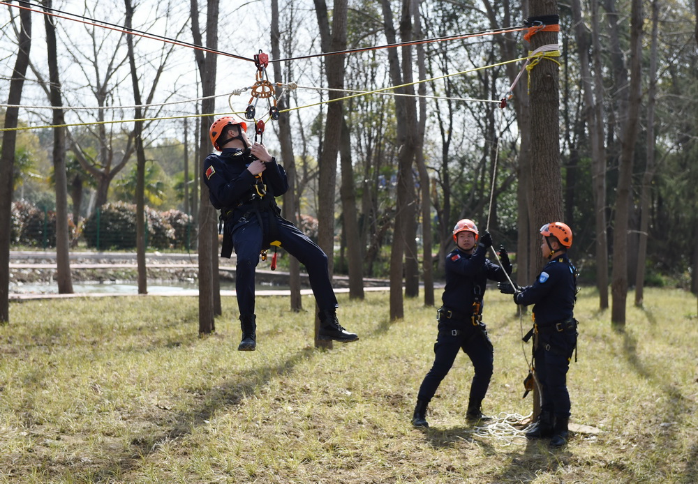 3月23日，合肥市水上應急救援隊的隊員在安徽省水上搜救基地進行繩索救援訓練。