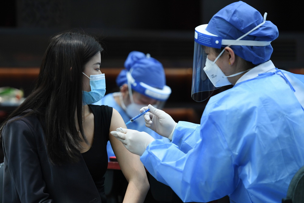 3月25日，医务人员为一位企业员工接种新冠疫苗。