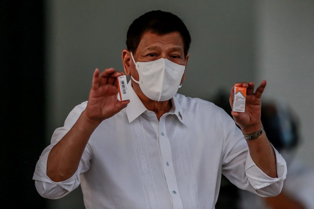 3月29日，菲律賓總統杜特爾特在馬尼拉展示運抵的中國科興新冠疫苗。