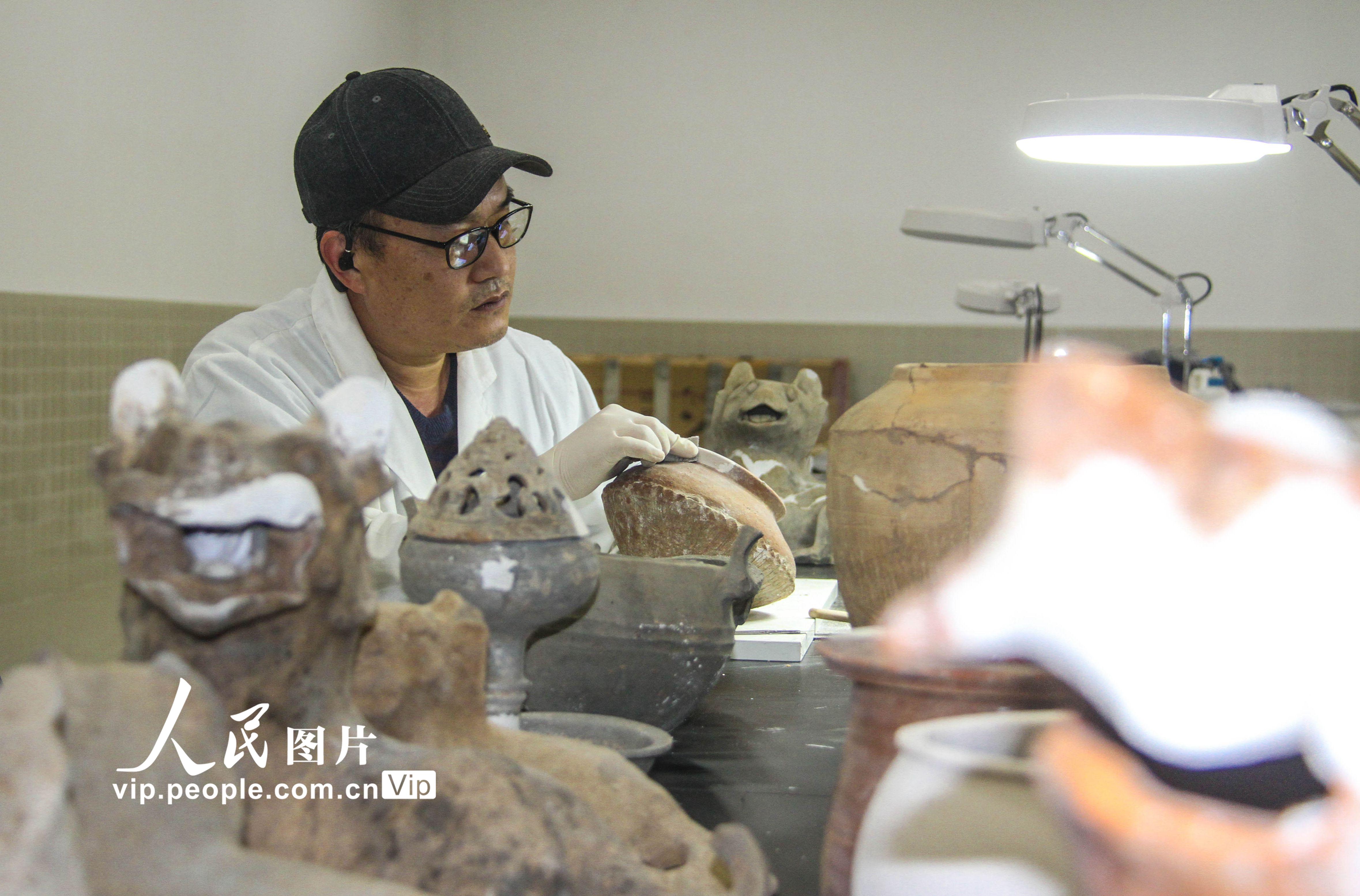 3月30日，河南省南陽市博物館文物修復室，技術人員在修復文物。